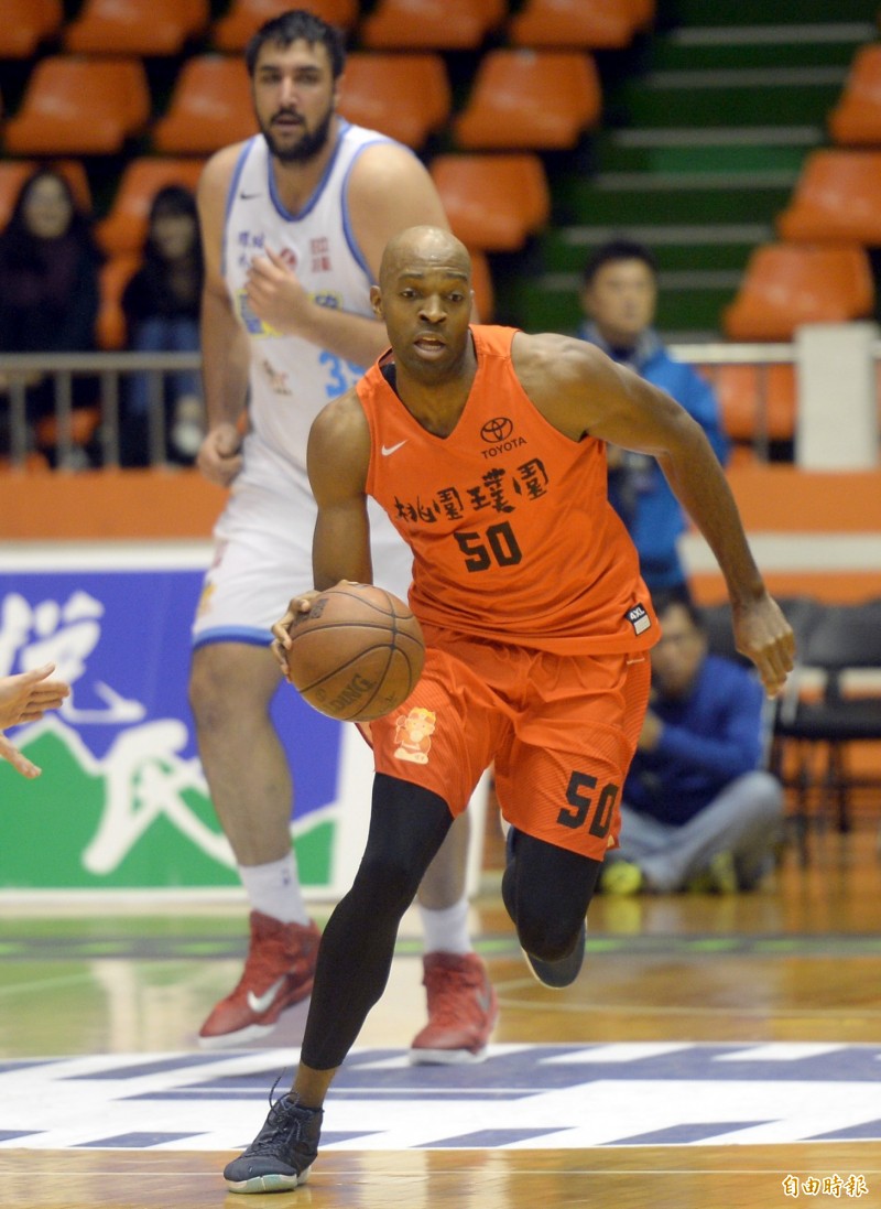 戴維斯20分難助隊力挽狂瀾。（記者林正堃攝）