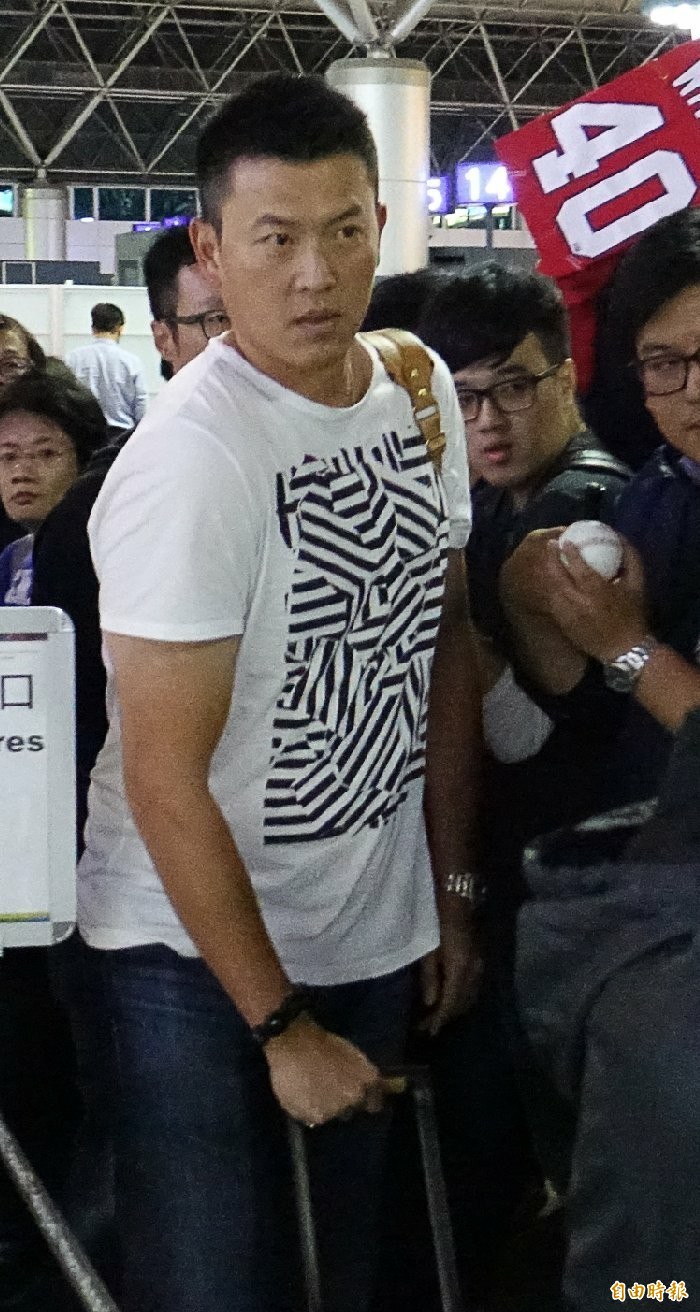 王建民晚間搭機返美。（記者姚介修攝）