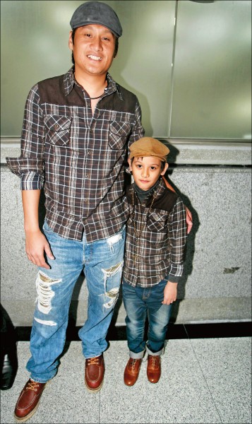 2010年中職頒獎典禮，林英傑（左）與兒子以相同造型出席。（資料照）