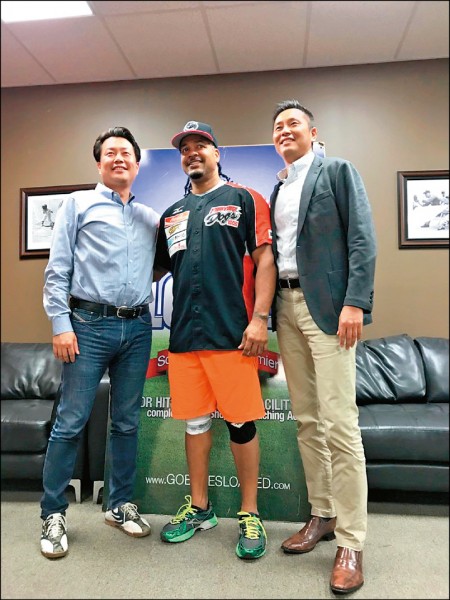 曼尼(中)昨正式加盟日本獨立聯盟高知鬥犬隊,爭取加入日本職棒的機會。(取自網路) 曼尼(中)昨正式加盟日本獨立聯盟高知鬥犬隊,爭取加入日本職棒的機會。(取自網路)