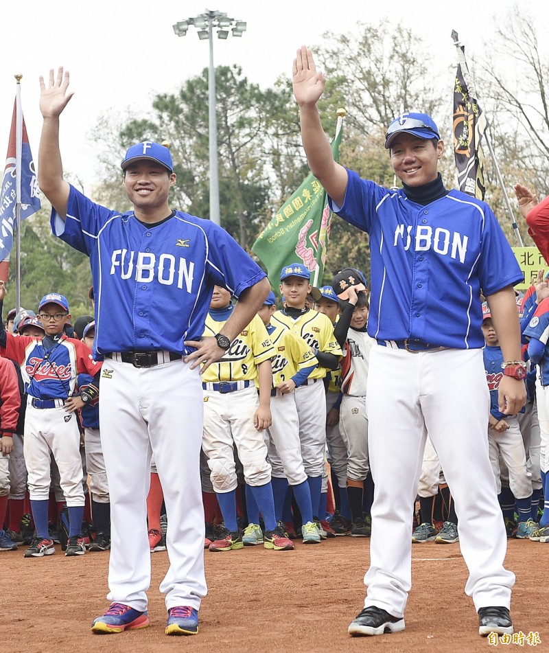 林威廷（左）今天與林益全一同出席富邦盃開幕典禮。（記者陳志曲攝）