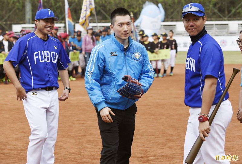 林威廷（左）今天與蔡承儒（中、）林益全一同出席富邦盃開幕典禮。（記者陳志曲攝）