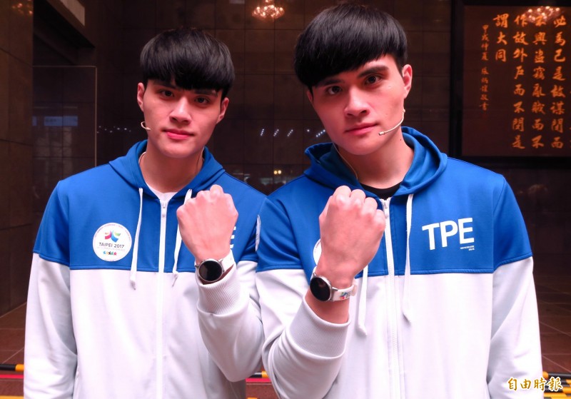排球型男雙胞胎劉鴻敏（右）、劉鴻杰秀出台北世大運的獨家禮物智慧型運動手錶（記者林宗偉攝）