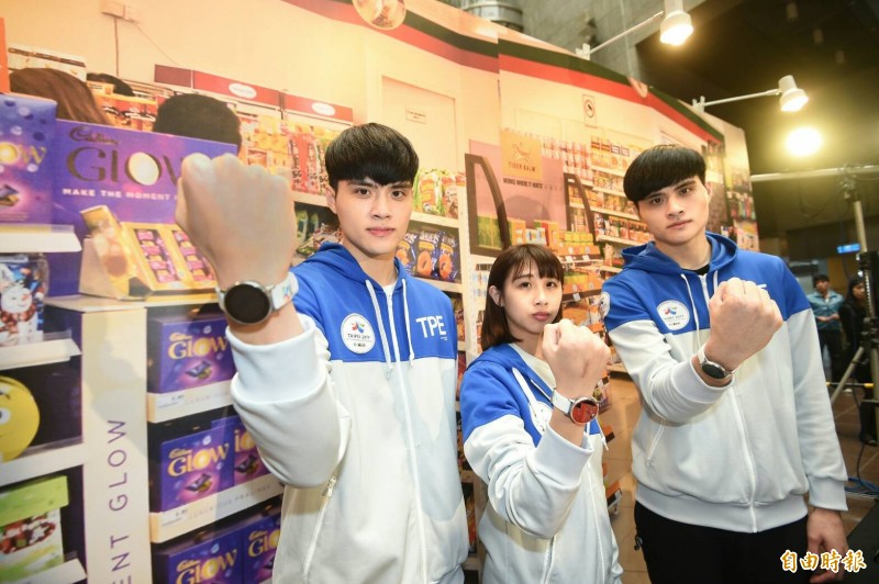 排球型男雙胞胎劉鴻敏、劉鴻杰，中為跆拳道新秀林琬婷。（記者方賓照攝）