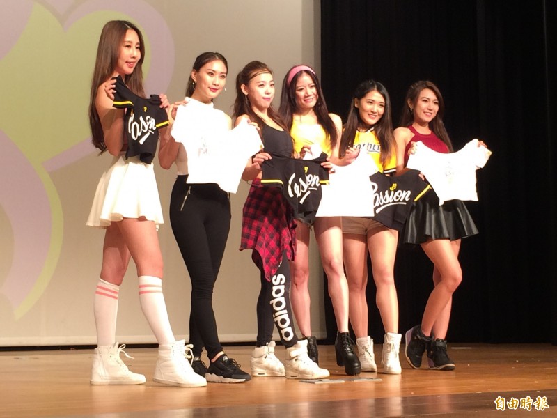  Passion Sisters選出6位第4代成員，左起依序為晴兒、Chi Chi、白白、小安、璇璇、Peggy。（記者徐正揚攝）