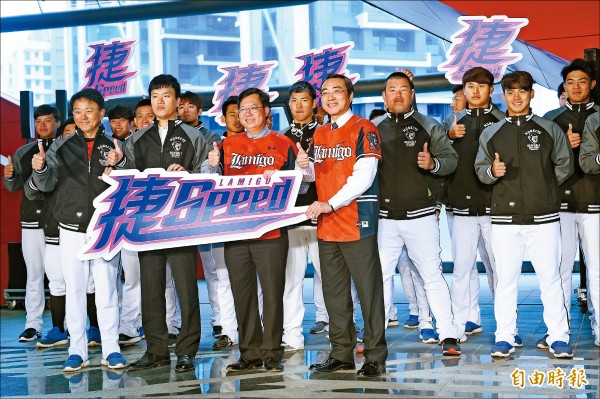 Lamigo桃猿隊在桃園市長鄭文燦(前排右二)與桃捷董事長劉坤億(前排右一)的陪同下試乘桃園機場捷運,並公布今年口號「捷Speed」。
(記者陳志曲攝) Lamigo桃猿隊在桃園市長鄭文燦(前排右二)與桃捷董事長劉坤億(前排右一)的陪同下試乘桃園機場捷運,並公布今年口號「捷Speed」。
(記者陳志曲攝)