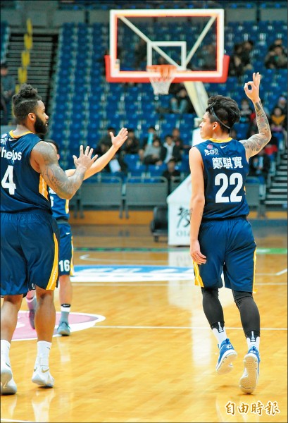 金酒鄭騏寬（右）終場前投進3分球超前比數。（記者黃志源攝）