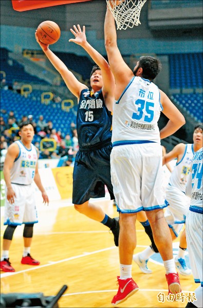 金酒陳冠全（左）找到防守布拉（右）的訣竅。（記者黃志源攝）