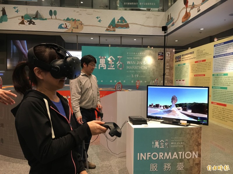 新北市教育局長林奕華體驗VR視角。（記者卓佳萍攝）
