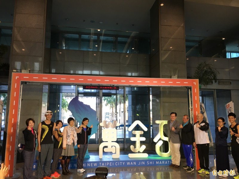 萬金石馬拉松進入倒數階段。（記者卓佳萍攝）