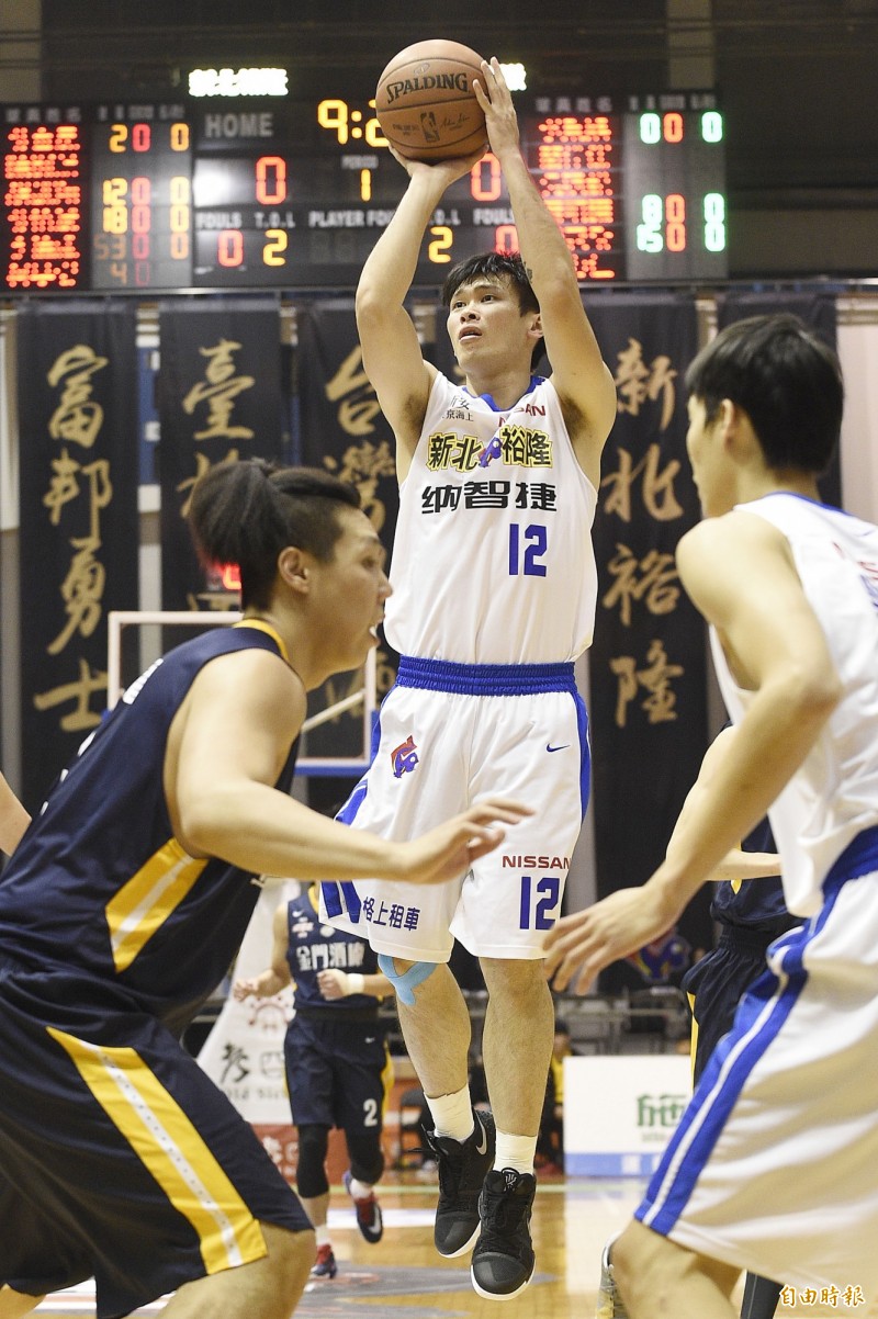胡凱翔（中）獲選單周最佳球員。（資料照，記者陳志曲攝）