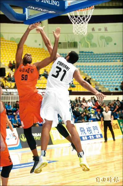 璞園戴維斯（左）與勇士洋將歐布萊恩（右）爭搶籃板球。（記者廖耀東攝）