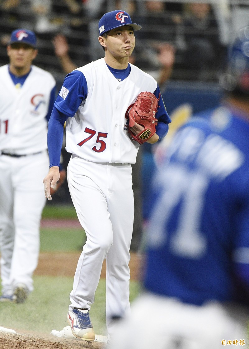 郭俊麟退場。（特派記者陳志曲攝）