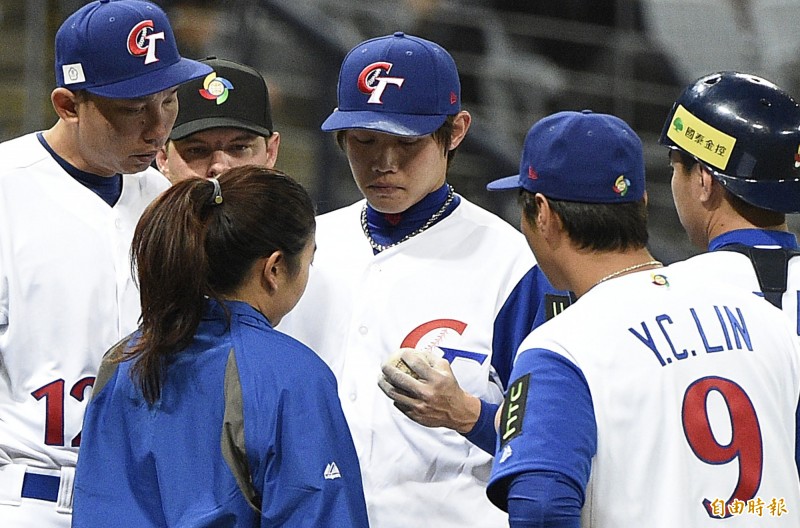 陳冠宇手傷下場。（特派記者陳志曲攝）