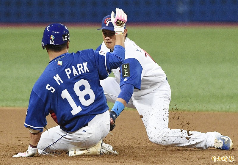 朴錫珉衝二壘遭回傳球觸殺。（特派記者陳志曲攝）