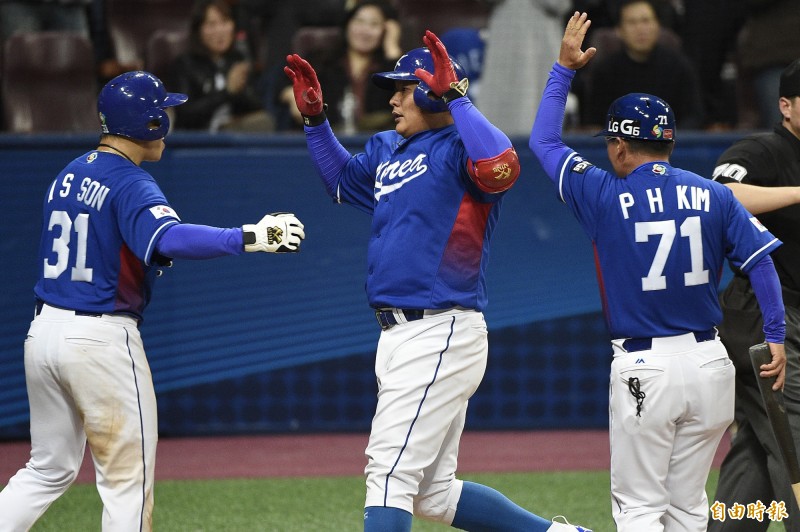 金泰均（中）昨敲出2分砲，幫助南韓11：8超前。（資料照，特派記者陳志曲攝）