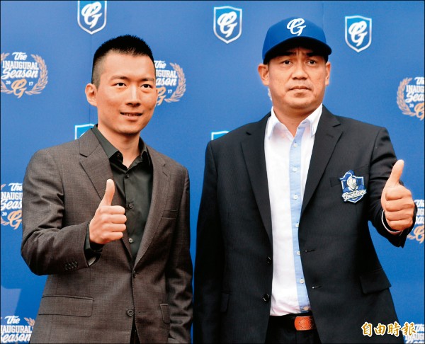 陳金鋒（右）出任富邦悍將副領隊，球團在新莊球場特地為他舉辦「金牌悍將」入團儀式。左為富邦育樂總經理蔡承儒。（記者王藝菘攝）