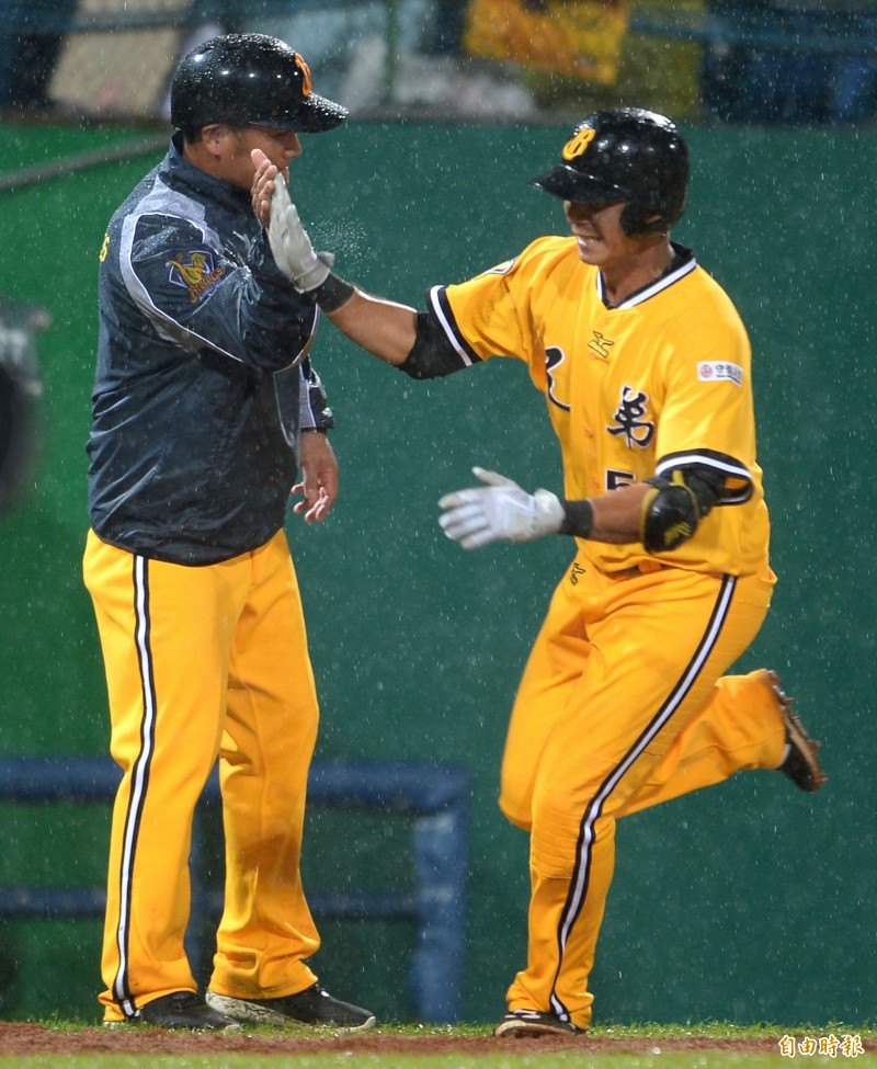 曾陶鎔轟出全壘打。（記者林正堃攝）