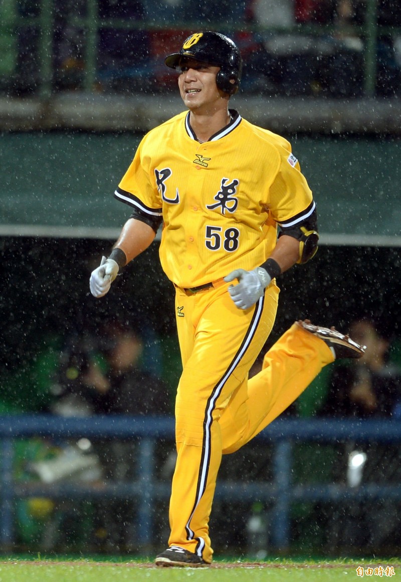 曾陶鎔轟出全壘打。（記者林正堃攝）