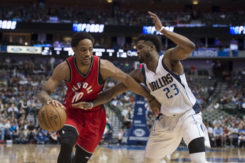 德羅森（左）率暴龍以94：86戰勝小牛。（今日美國）