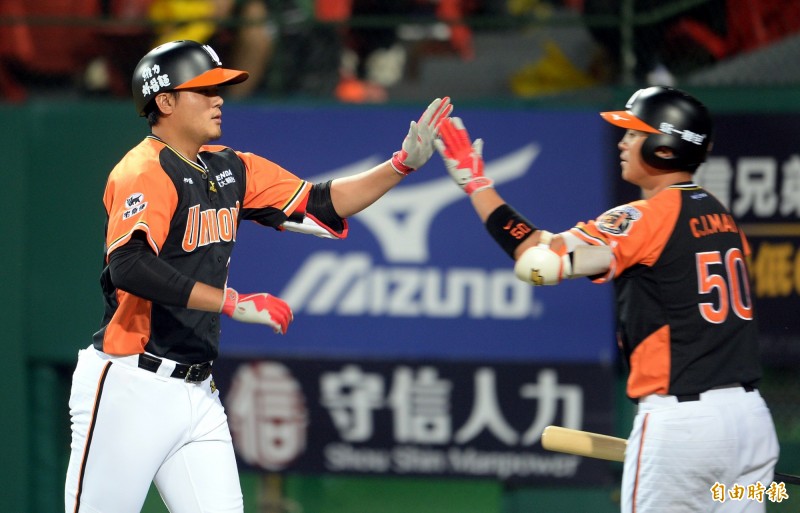 鄭鎧文轟出全壘打。（記者林正堃攝）