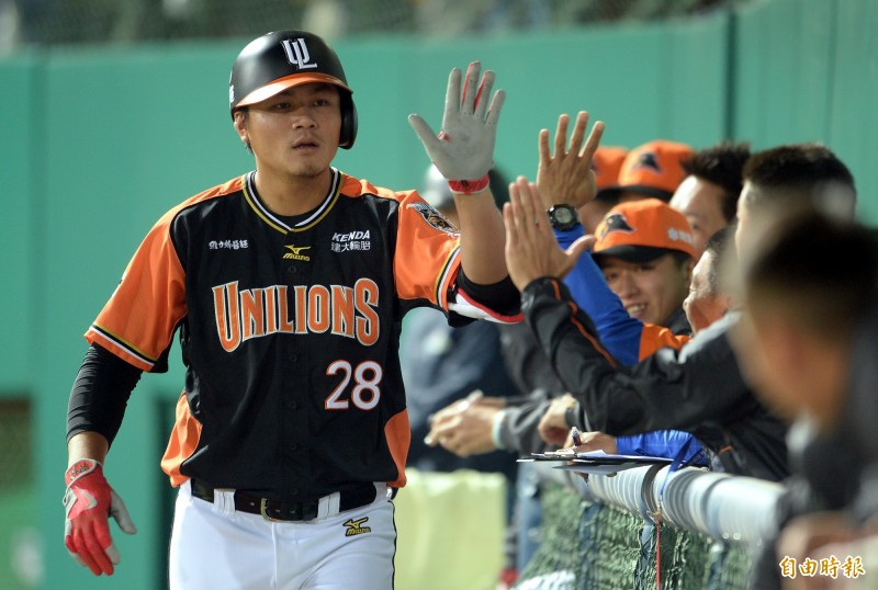 鄭鎧文轟出全壘打。（記者林正堃攝）