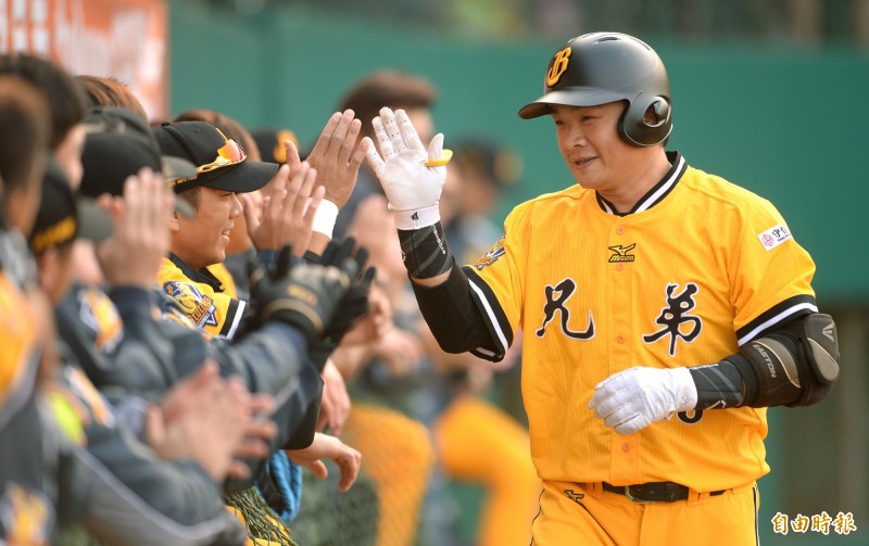彭政閔敲出本季首轟。（記者林正堃攝）