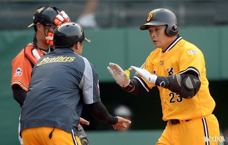 彭政閔敲出本季首轟。（記者林正堃攝）