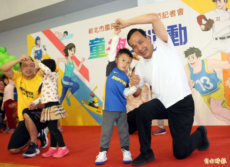 新北市市長朱立倫與市民幼童示範身操（新北市政府 體育處提供）