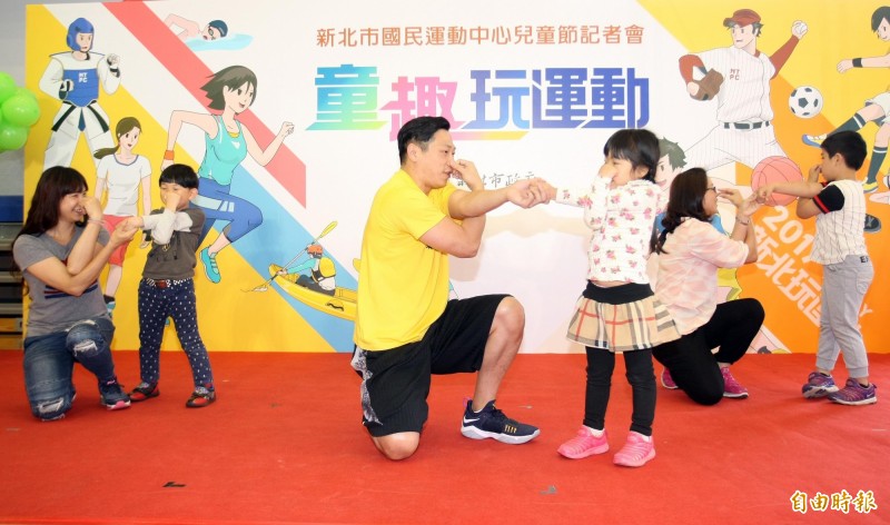 許皓程前來分享親子運動經，呼籲家長放下手機，帶著孩子一起出門運動。（新北市政府 體育處提供）