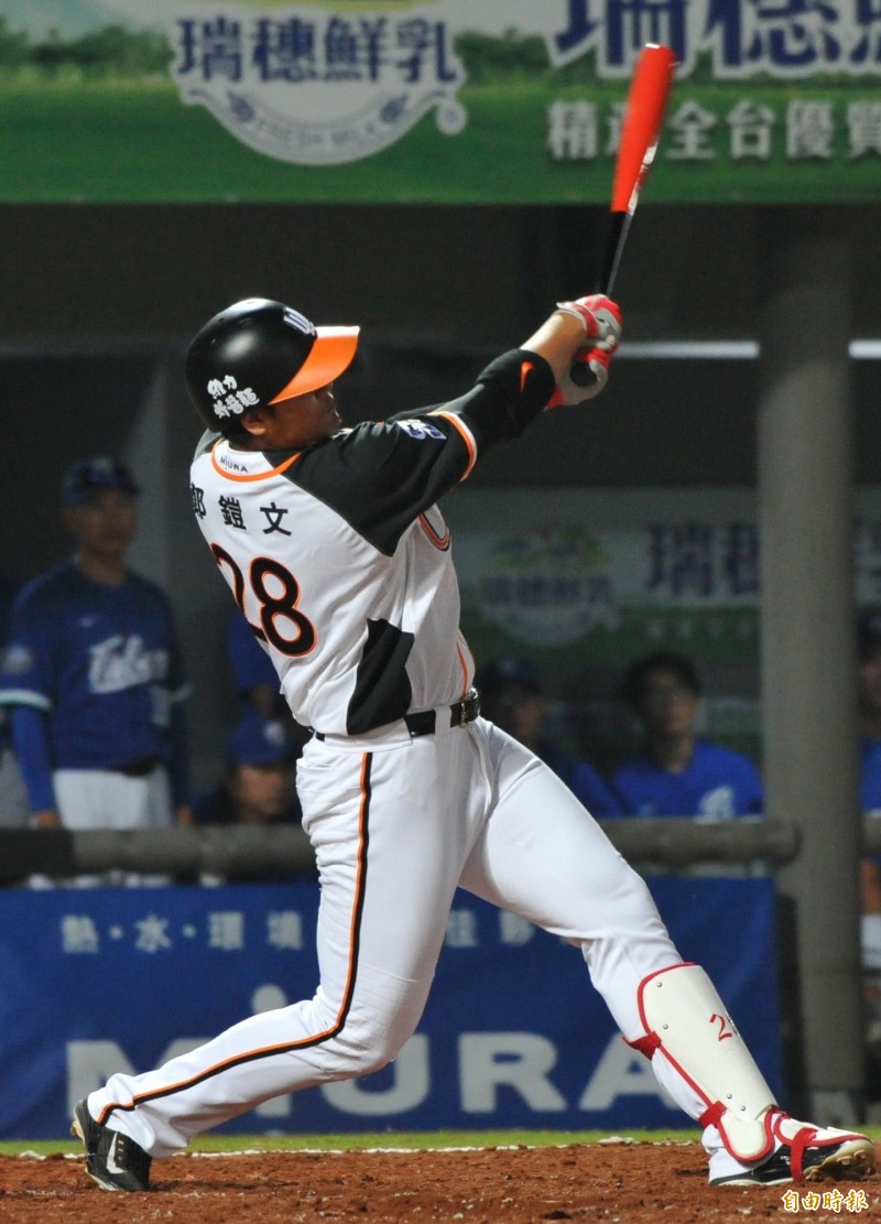 統一獅打者鄭鎧文在4局下擊出2分打點全壘打。（記者黃志源攝）