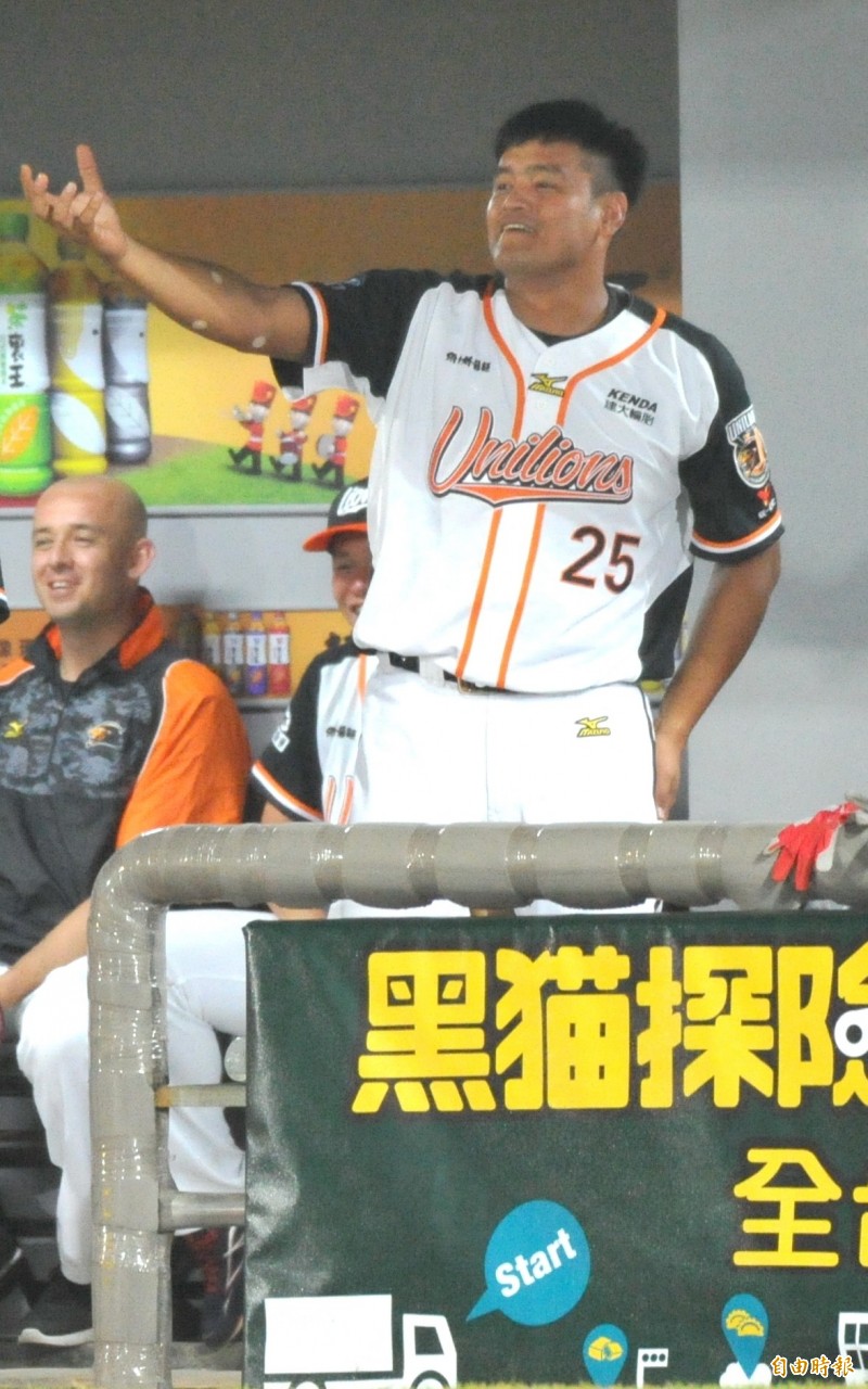 鄧志偉起鬨要留下「首安」球。（記者黃志源攝）