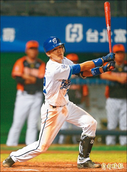 李宗賢攻破守護神狄馬克，擊出再見安打，助富邦取得久違的2連勝。（記者林正堃攝）