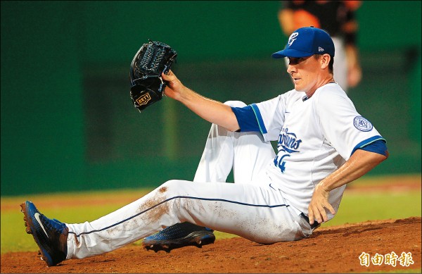 悍將後援投手力猛9局「躺著」傳本壘美技，擋下失分。（記者林正堃攝）
