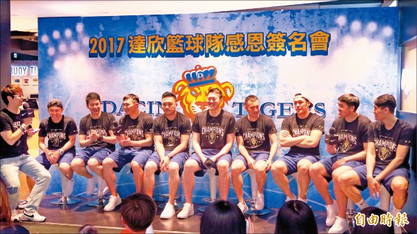 達欣在西門町舉辦奪冠感恩簽名會。（記者林宗偉攝）