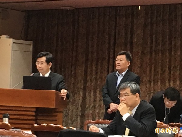戴資穎球衣問題,教育部長潘文忠(左一)今天回答立委詢問時表示,非常慚愧。 (記者林曉雲攝) 戴資穎球衣問題,教育部長潘文忠(左一)今天回答立委詢問時表示,非常慚愧。 (記者林曉雲攝)