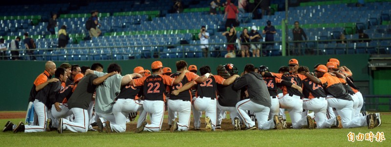 統一全隊賽後圍在投手丘。（記者林正堃攝）