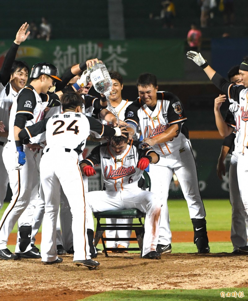 唐肇廷4月21日敲回超前分，全隊圍在投手丘上慶祝。（資料照，記者黃志源攝）