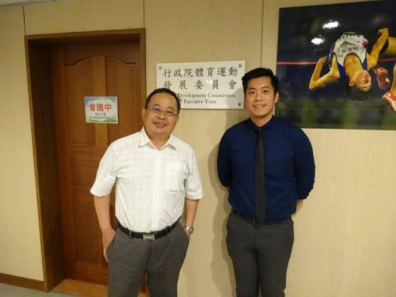 余政憲與代表陳昌源出席的卓品介律師。（取自余政憲FB）