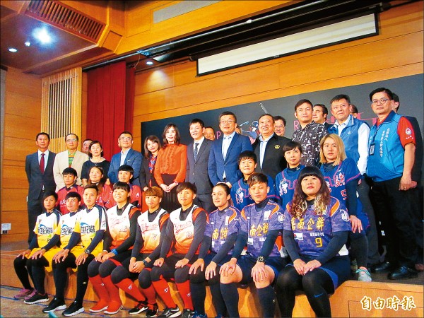 第2屆企業女子壘球聯賽將於5月27日起在台北青年公園點燃戰火。(記者林宥辰攝) 第2屆企業女子壘球聯賽將於5月27日起在台北青年公園點燃戰火。(記者林宥辰攝)