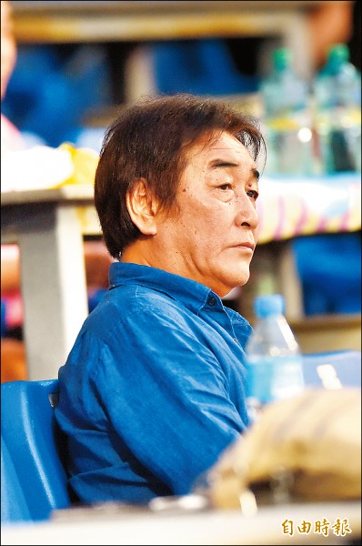 巨人隊球探來台中洲際棒球場看象猿對戰。(記者廖耀東攝) 巨人隊球探來台中洲際棒球場看象猿對戰。(記者廖耀東攝)