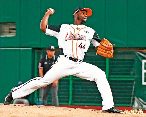 統一獅先發投手福瑞多獲單場MVP。(記者黃志源攝) 統一獅先發投手福瑞多獲單場MVP。(記者黃志源攝)