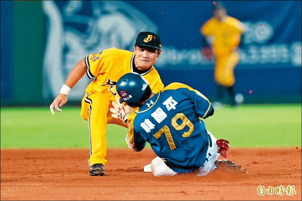 猿隊林智平（右）8局上盜二壘，遭兄弟捕手黃鈞聲傳球阻殺出局。（記者廖耀東攝）