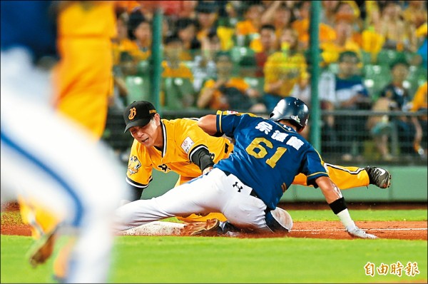 猿隊8局上最靠近本壘的一次，跑者余德龍（右）於三壘前遭游擊手王勝偉傳球觸殺出局。（記者廖耀東攝）