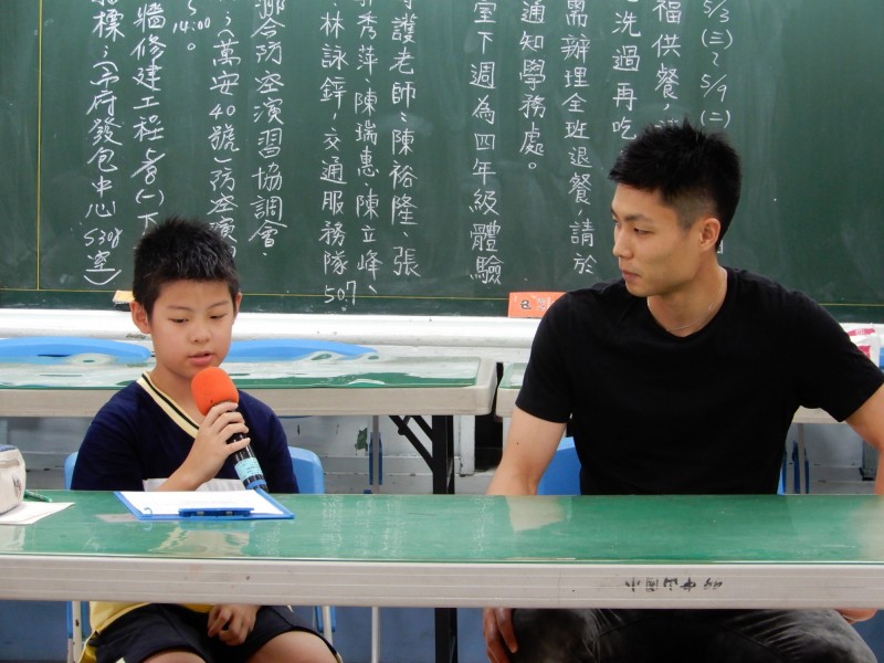 周天成（右）與中山國小資優班小朋友互動。（林傳能提供）