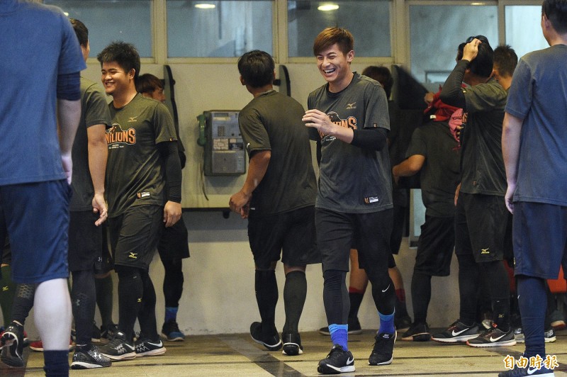 圖為統一獅球員在暖身前圍成一圈，開心踢球。（資料照，記者陳志曲攝）