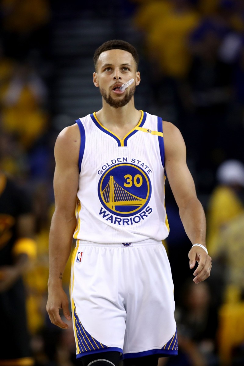 NBA》球還沒進就先慶祝！柯瑞帥氣傳球讓隊友灌籃 （影音） - 自由體育