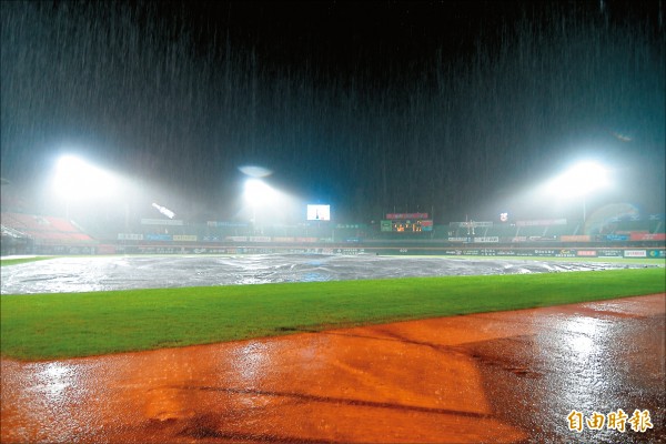 台南球場下起大雨。（記者黃志源攝）
