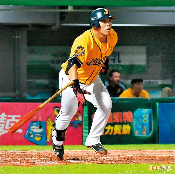 陳子豪在7局上敲出超前轟，因比賽提前結束被裁定無效。（記者黃志源攝）