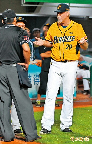 面臨爭冠重要關頭，兄弟教頭史耐德不滿比賽提前結束。（記者黃志源攝）